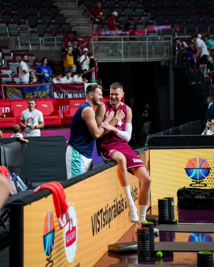 8868在线官网登录入口-老队友重逢！热身赛前东契奇与老队友波尔津吉斯嬉笑攀谈