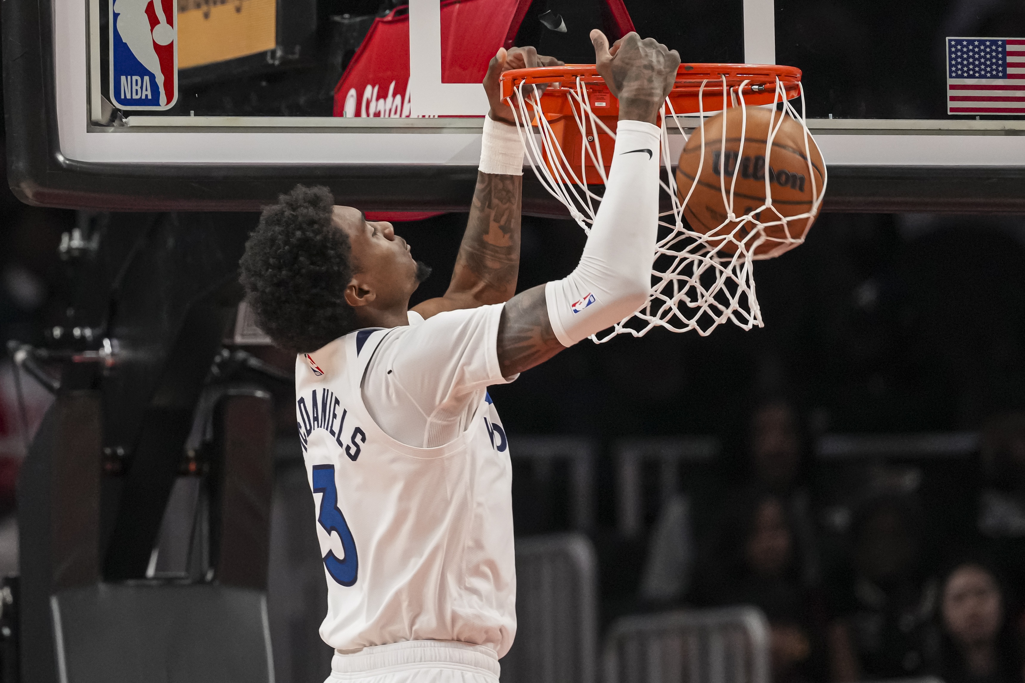 8868在线官网登录入口-爱德华兹谈麦丹转身暴扣：我当时嗨翻了 那个球太帅了